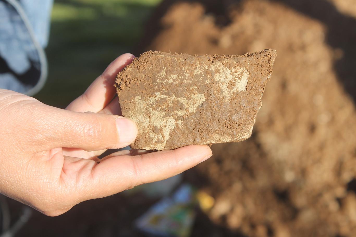 Peyzaj çalışmasında kullanılan topraktan arkeolojik malzemeler çıktı